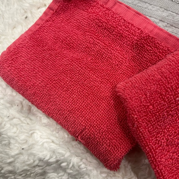 Bundle of towels and washcloths - Picture 4 of 5